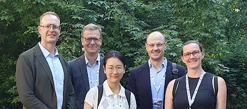 Gruppenfoto: Das TOFU-Register-Team (von links nach rechts): Prof. Dr. Robert P. Finger, PhD (Projektleitung), Prof. Dr. Carsten Heinz (Projektleitung), Yao Yi (Doktorandin), Dr. David J. Fink (Facharzt) und Jennifer Dell (Projektmanagement).
